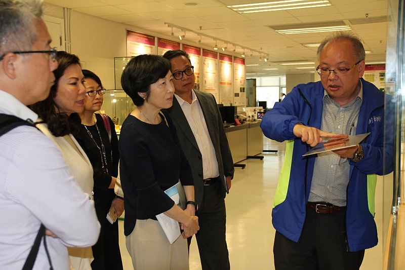 Professor Chan Chi Hou (right), Director of State Key Laboratory of Millimeter Waves, explains the antenna and other research findings developed by their laboratory.