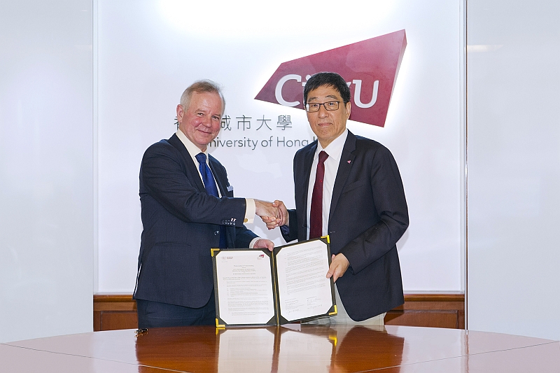 Professor Kuo (right) and Professor Ottersen (left) signed an MOU on academic exchange on 19 June.