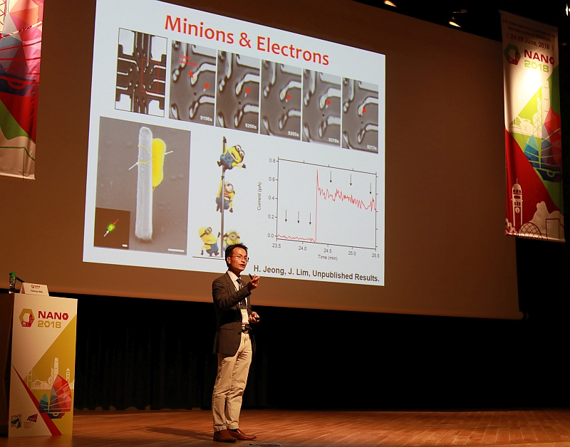 Professor Yang Peidong from University of California delivers a speech at the plenary session.