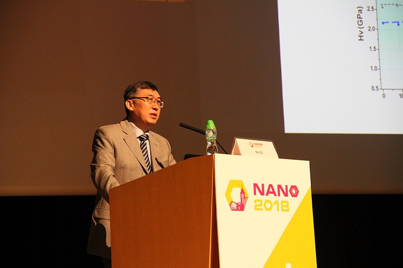 Professor Ke Lu, Academician at Chinese Academy of Sciences, gives a speech at the plenary session.