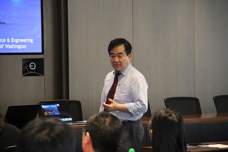 Professor Alex Jen, Provost of City University of Hong Kong, delivers a speech.