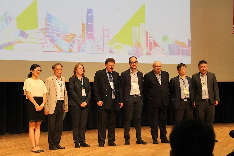 A group photo of Professor Liu Chain Tsuan (2nd from left), Professor Lu Jian (2nd from right), Professor Robert O. Ritchie from University of California (4th from left) and guests.