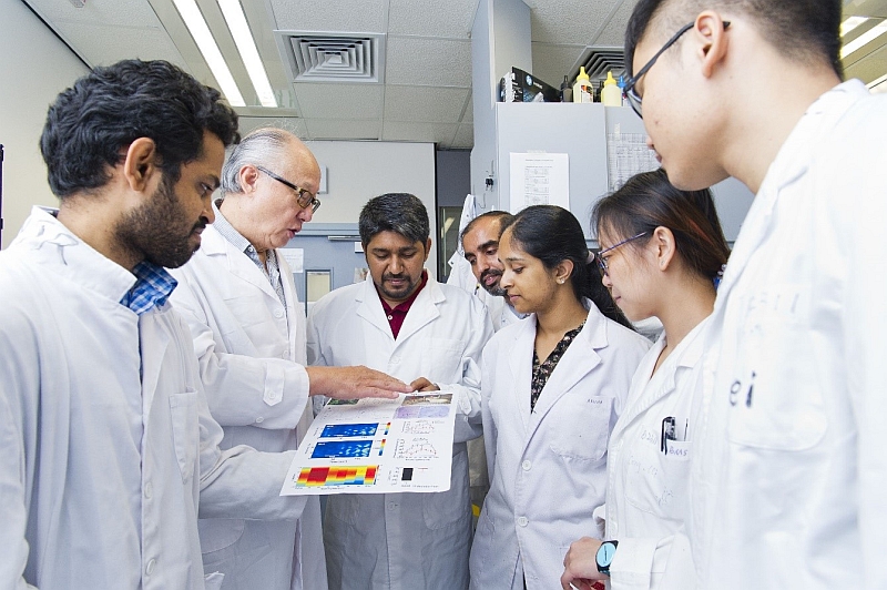 Professor Li Ying (second from left) discusses the findings with the CityU research team.