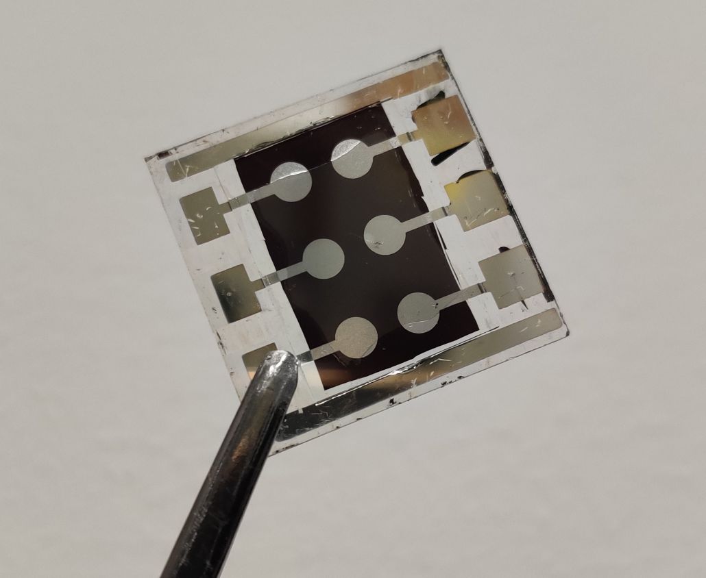 使用新型SAM的钙钛矿太阳能电池。（图片来源：香港城市大学朱宗龙教授研究团队）