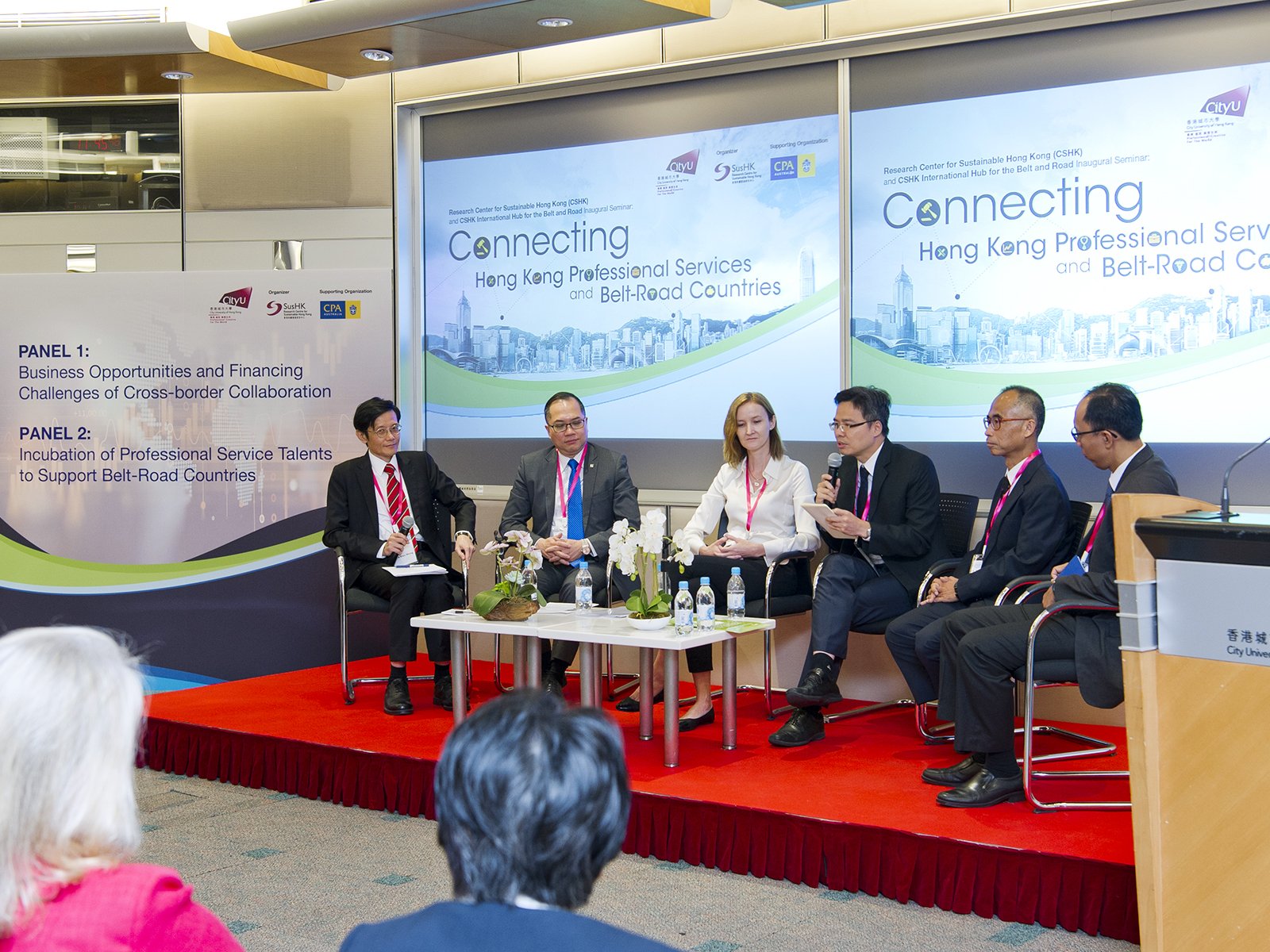 嘉賓在「連結 · 香港專業服務 · 一帶一路」開幕研討會中交換意見。