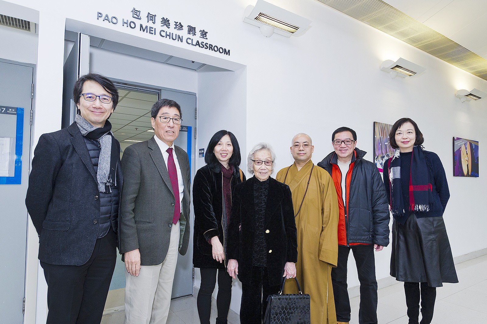 In appreciation of the generous support of Mrs Pao Ho Mei-chun (middle), Classroom B5-208 in Yeung King Man Academic Building has been named the “Pao Ho Mei Chun Classroom”. 