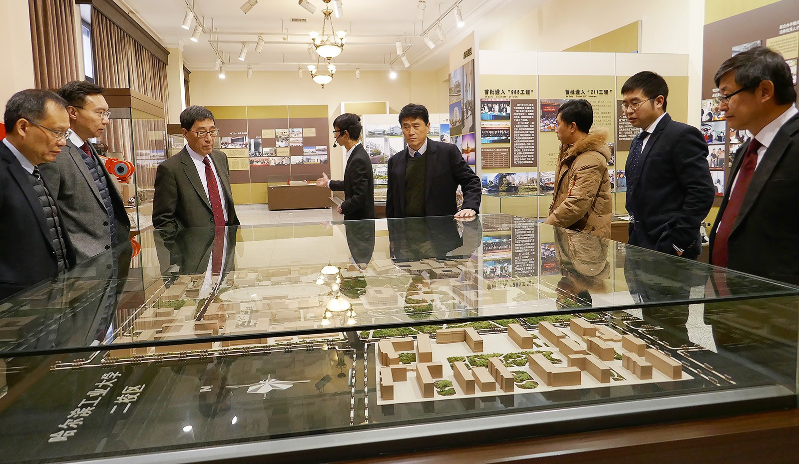 The CityU delegation visits HIT Museum.  