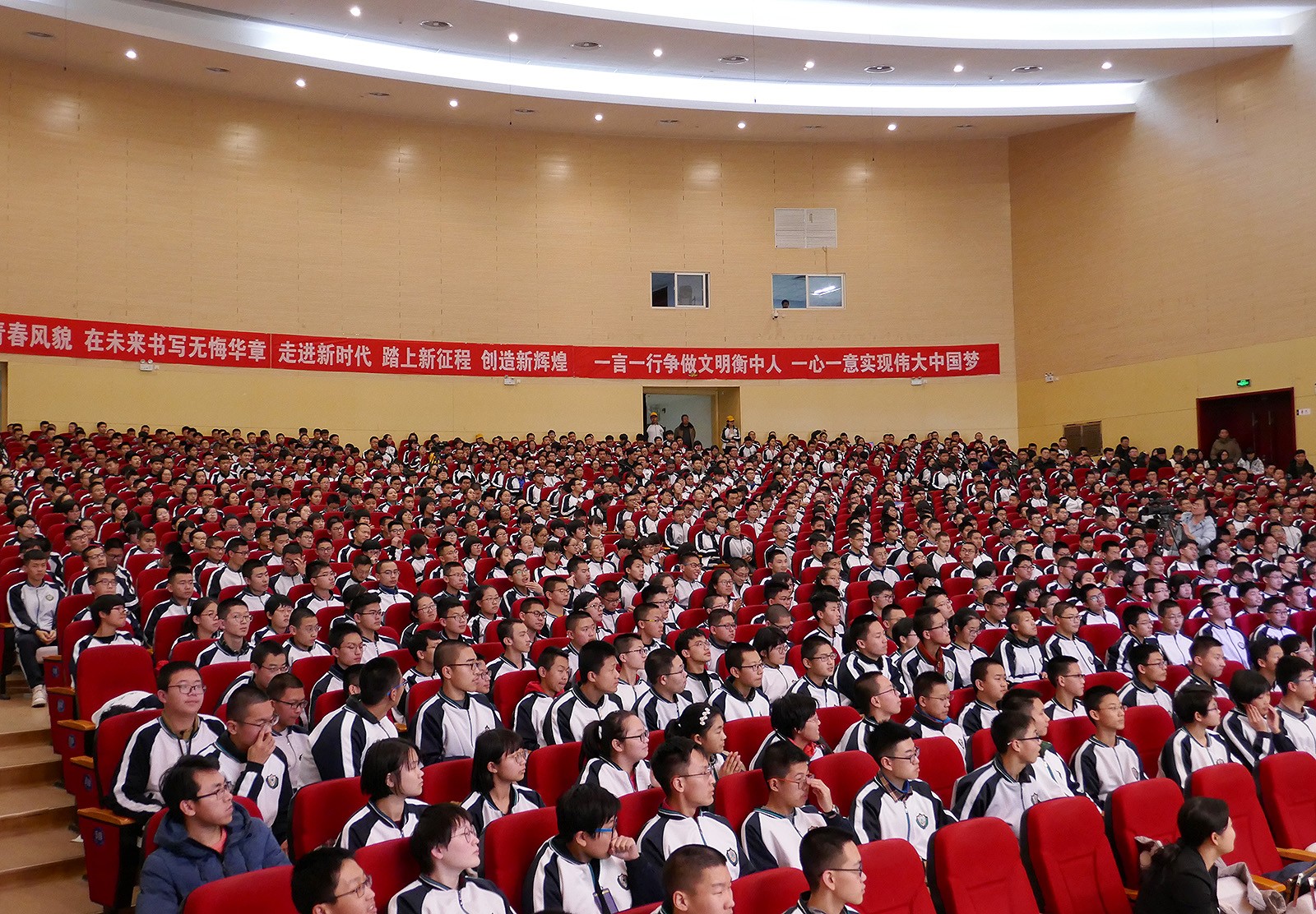Around 1,400 students from Hengshui High School listen to Professor Kuo’s talk.
