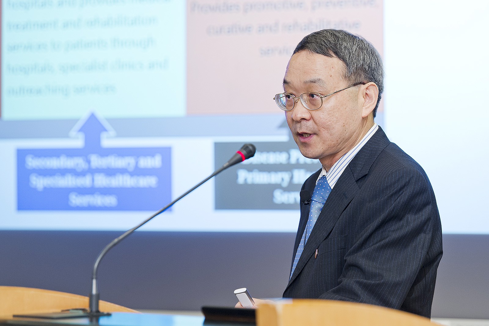 陳友華教授指香港和其他地區的醫療系統之未來，在於制訂全面的行動方案，而非僅僅增加床位和醫護人員。