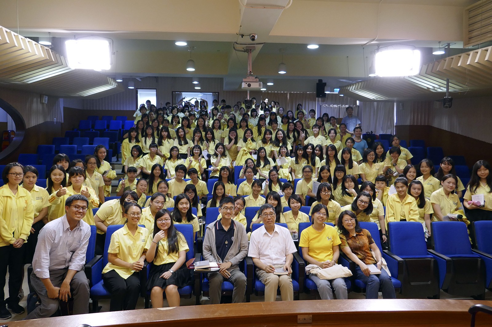 郭校長（前排右三）到台北市立景美女子高級中學發表演講。   