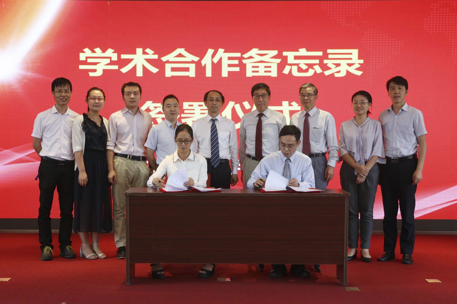 Professor Kuo (4th from right, back row) led a delegation to visit INEST where a framework agreement was signed for the deepening of collaboration.