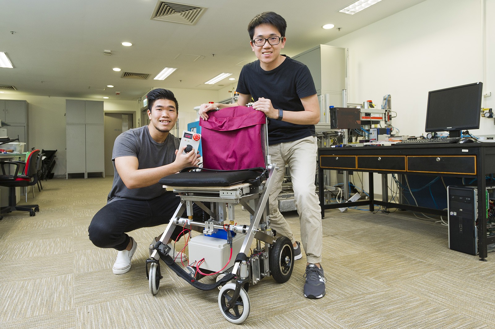 陳子龍（左）與隊友林華盛研發的變形輪椅。