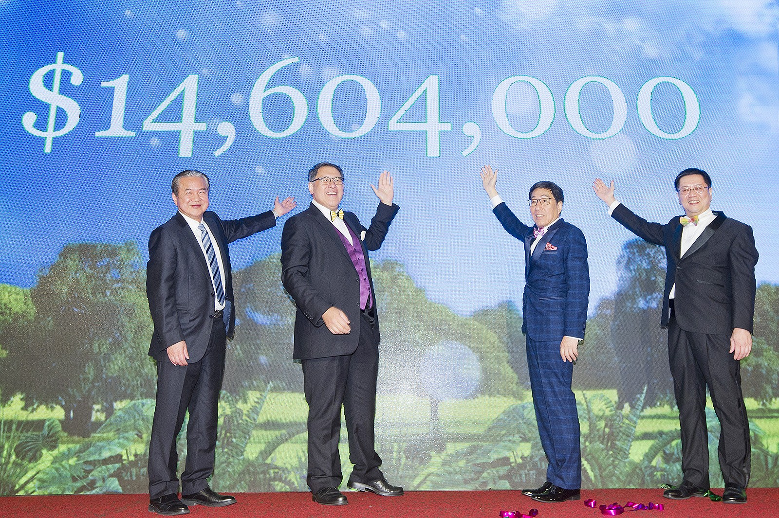 （左起）楊博士、黃家純先生、郭校長及黃俊康先生公佈籌款數字。