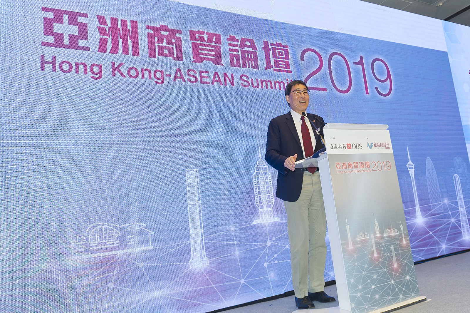 郭校長在《亞洲商貿論壇2019》以「香港如何推動創科產業發展」為題演講。論壇吸引約200名嘉賓出席，包括亞洲國家的領事、政府和商界的代表。