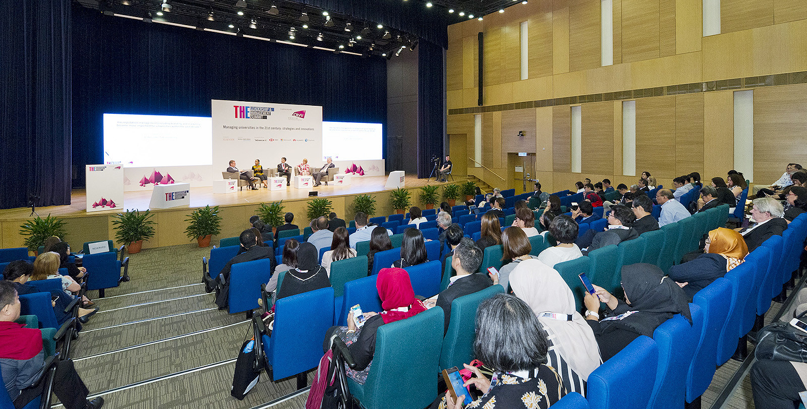 More than 200 guests from over 30 countries or regions attended the Summit.