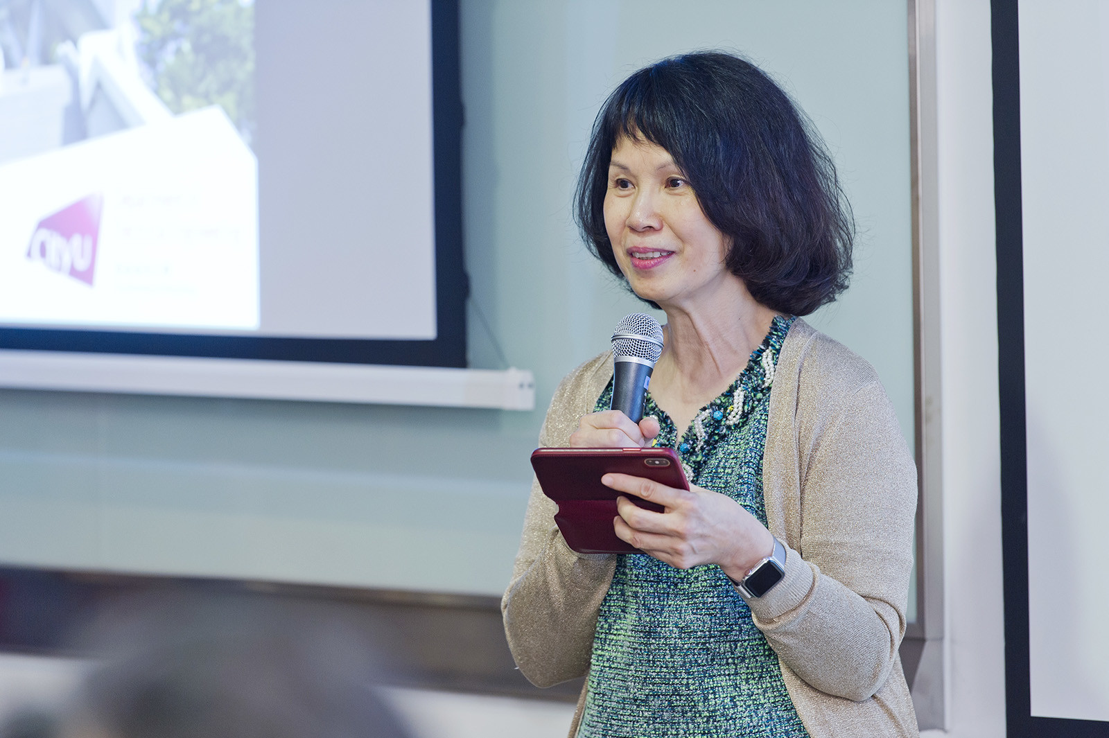 Professor Pang gives a welcome speech at the launching ceremony.