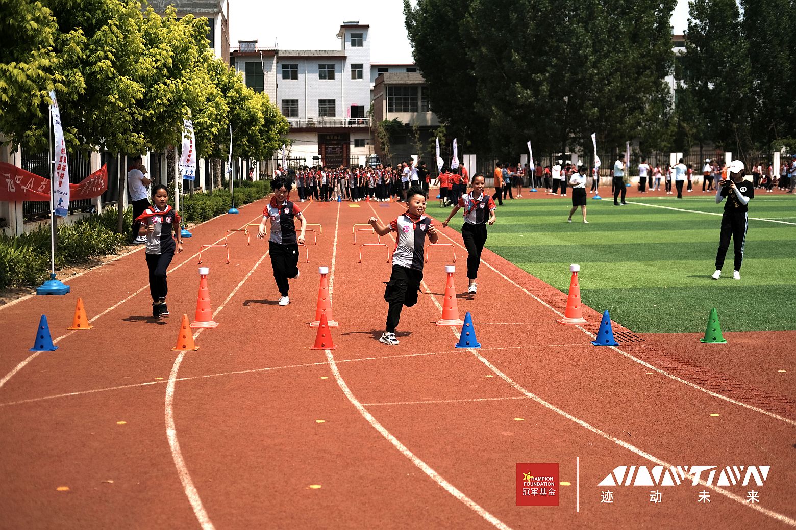 During his PhD studies, Wang Yufan specialised in research on wearable devices, AI, motion capture, and recognition technology, powered by MEMS sensors. Al Motion represents the application of his research results into practical products that provide valuable health data and improve sports performance.