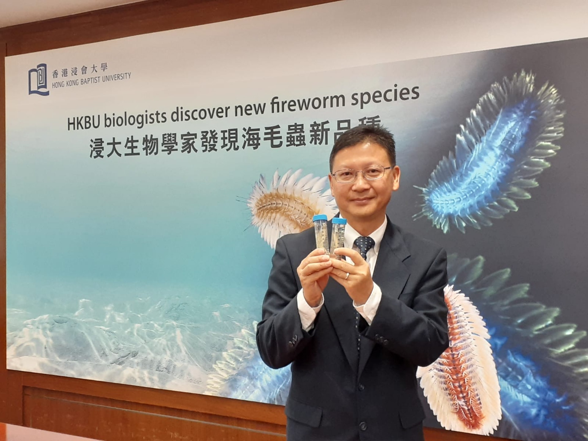 <a href="/sklmeh/-/media/project/cityuhk/academic/sklmeh/research/research-stories/new-fireworm-named---the-4th-biologist-in-the-world-in-100-years/key_imageqiu2.jpeg?rev=d9ec21dc9ba6485d890432329c3dae25&amp;hash=D6ECB5E1B4CB349CA41239B8353FCDE9">key_imageqiu2</a>