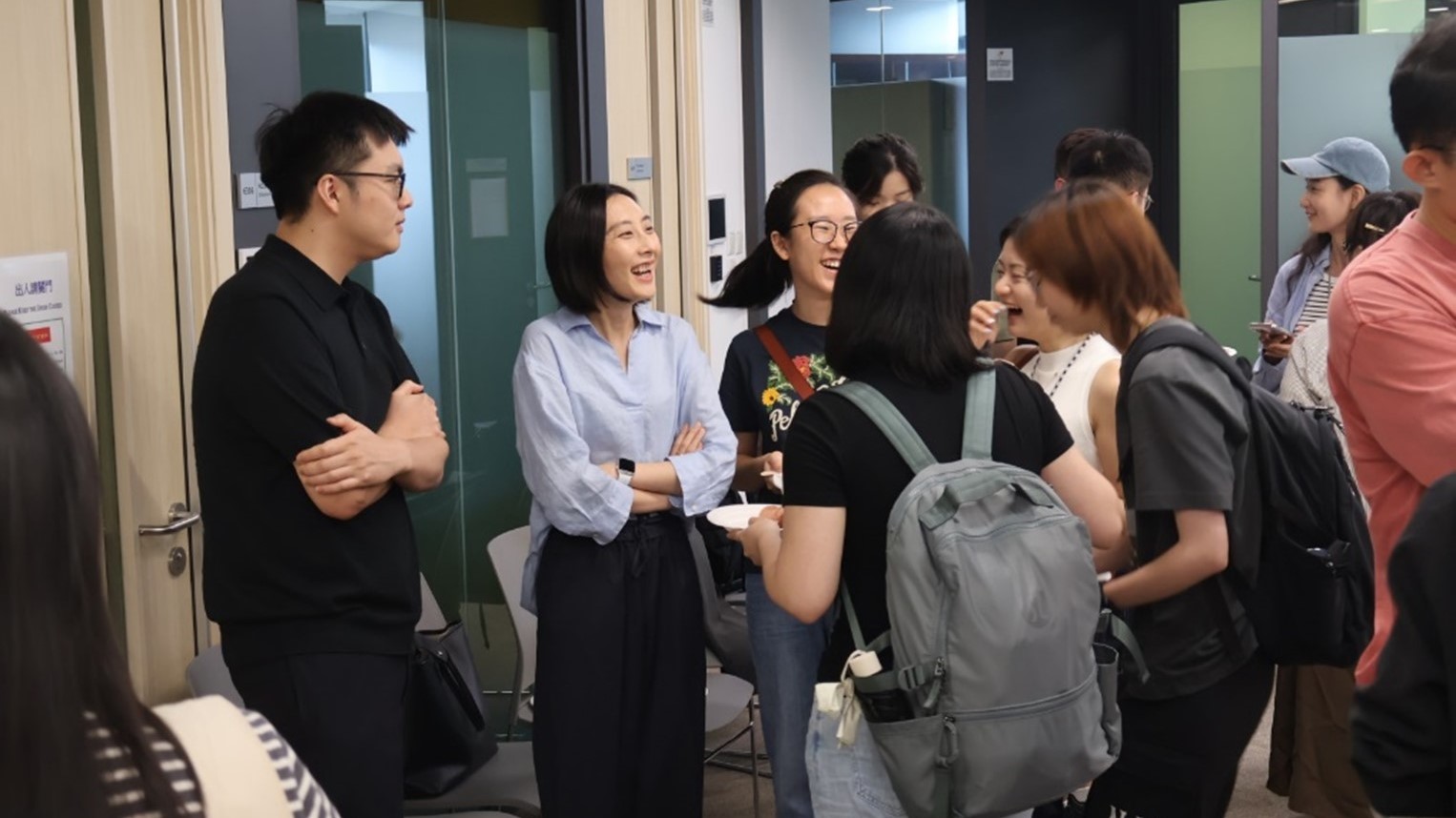 IPTL Stream Advisor Prof CHEN Yang and CL Stream Advisor Prof YU Chen chatted joyfully together with LLM students.