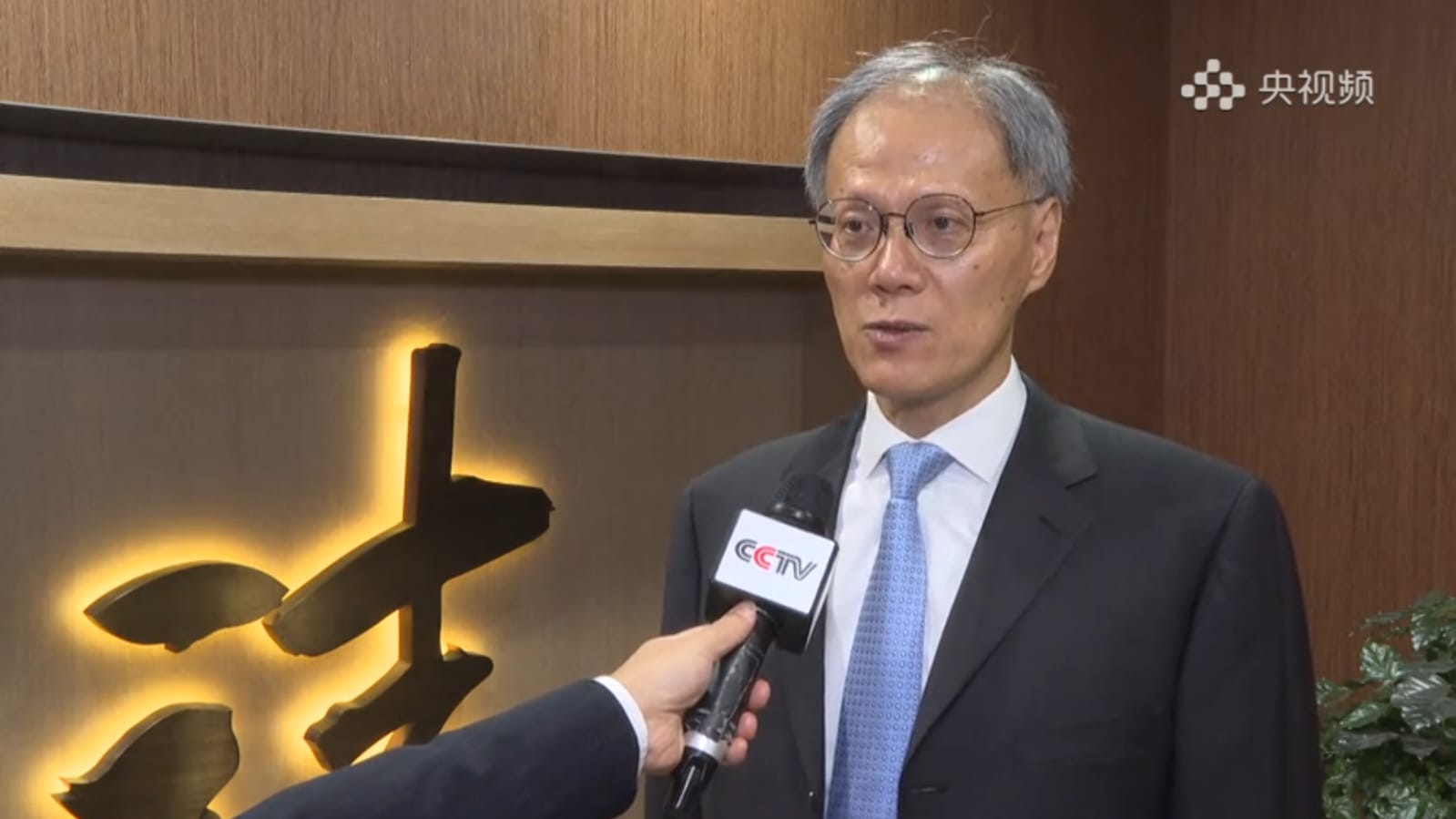 Prof LIN Feng, Dean of CityUHK SLW Interviewed by CCTV