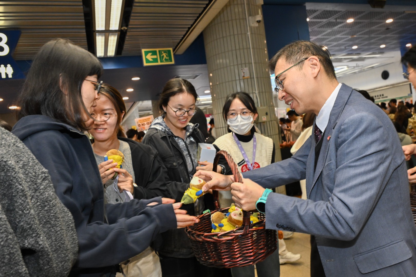 Professor Dannii YEUNG, Associate Provost (Student Life), officiated the “CityUHK Cares for YOU” opening ceremony, joined by Professor Alex WONG Chun Yuen, Dean of Students; Professor TOH Kian Lam, Director of SDS; SDS Associate Directors Miss Steffi LAU and Dr. Larry NG; along with Caring League members and the Counselling Service Team.
