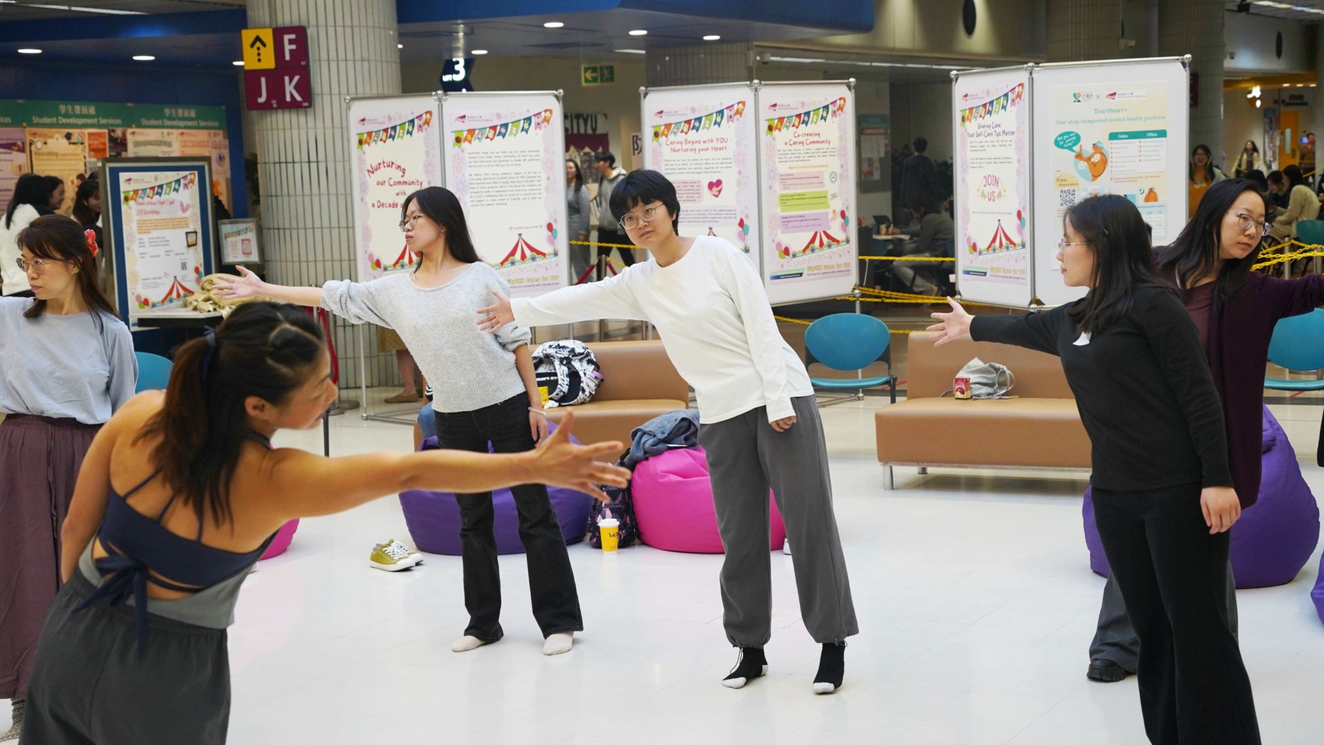 Professor Dannii YEUNG, Associate Provost (Student Life), officiated the “CityUHK Cares for YOU” opening ceremony, joined by Professor Alex WONG Chun Yuen, Dean of Students; Professor TOH Kian Lam, Director of SDS; SDS Associate Directors Miss Steffi LAU and Dr. Larry NG; along with Caring League members and the Counselling Service Team.