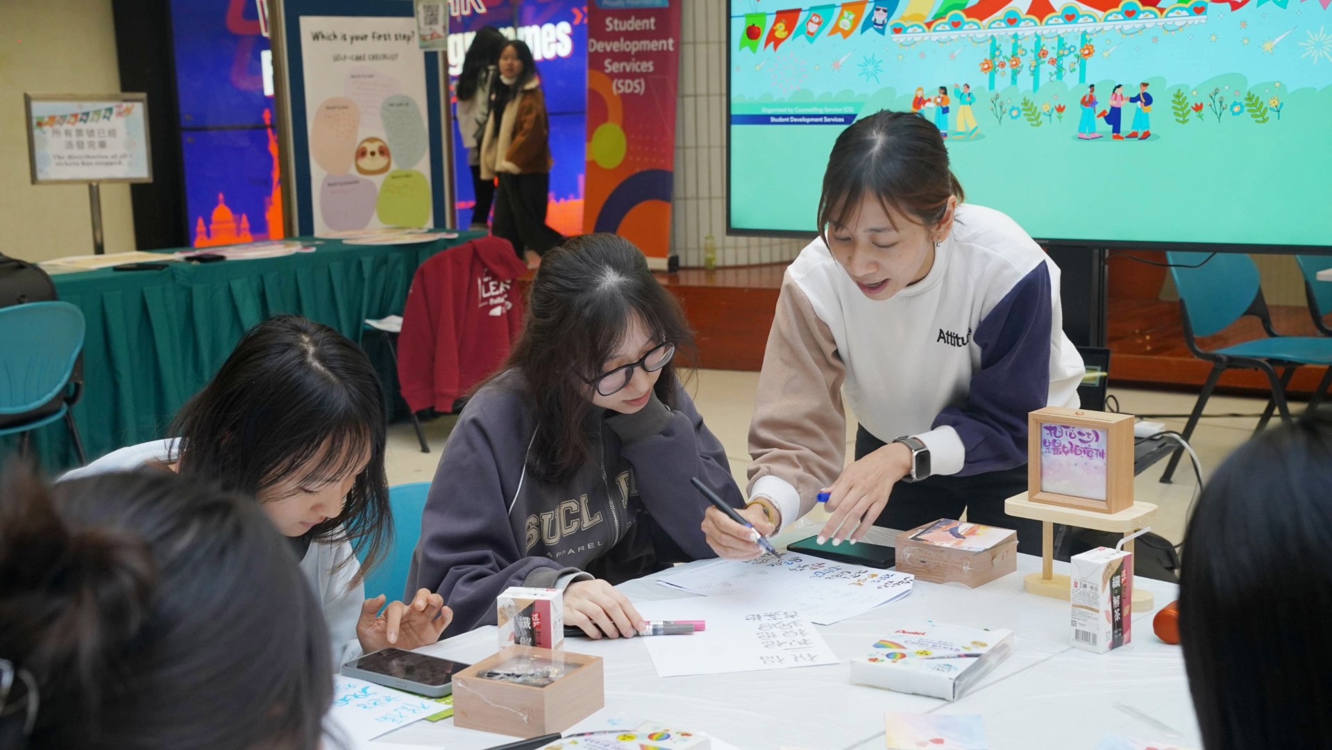 Professor Dannii YEUNG, Associate Provost (Student Life), officiated the “CityUHK Cares for YOU” opening ceremony, joined by Professor Alex WONG Chun Yuen, Dean of Students; Professor TOH Kian Lam, Director of SDS; SDS Associate Directors Miss Steffi LAU and Dr. Larry NG; along with Caring League members and the Counselling Service Team.