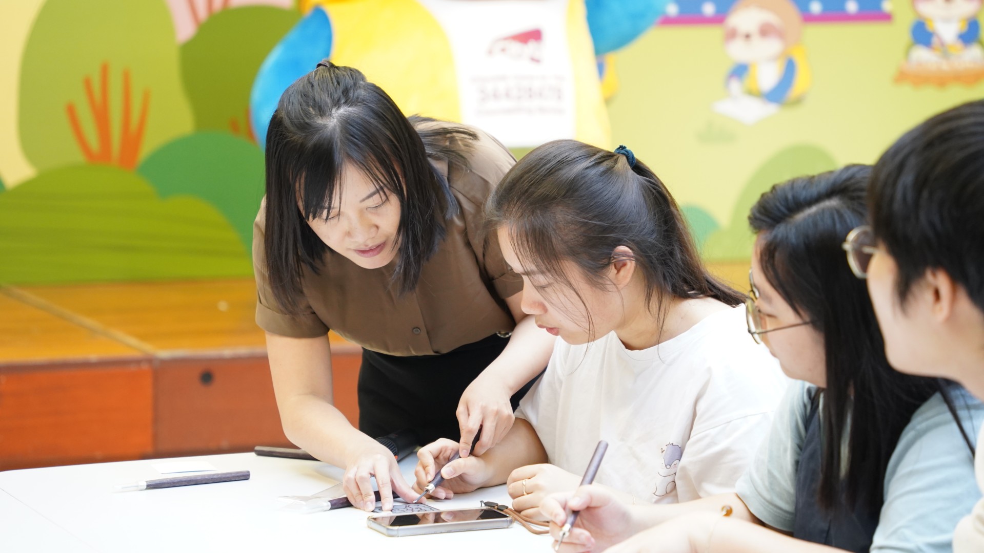 The officiating guest, Professor Alex WONG Chun Yuen, Dean of Students, together with distinguished guests— Professor Dannii YEUNG, Associate Provost (Student Life); Professor TOH Kian Lam, Director of Student Development Services (SDS); and SDS Associate Directors Ms Steffi LAU, Ms Winnie PONG and Dr Larry NG—attended the opening ceremony of the “CityUHK Cares for YOU” campaign, alongside Caring League members and the Counselling Service Team.