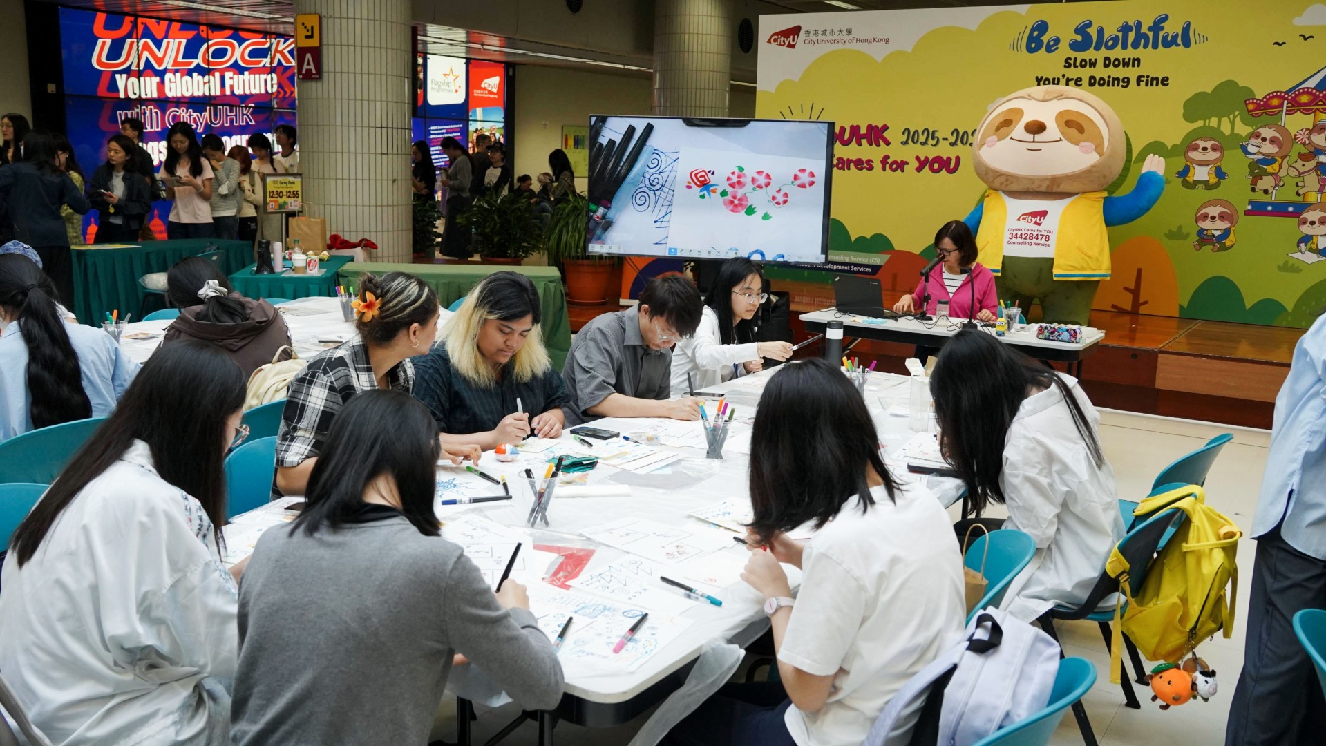 The officiating guest, Professor Alex WONG Chun Yuen, Dean of Students, together with distinguished guests— Professor Dannii YEUNG, Associate Provost (Student Life); Professor TOH Kian Lam, Director of Student Development Services (SDS); and SDS Associate Directors Ms Steffi LAU, Ms Winnie PONG and Dr Larry NG—attended the opening ceremony of the “CityUHK Cares for YOU” campaign, alongside Caring League members and the Counselling Service Team.