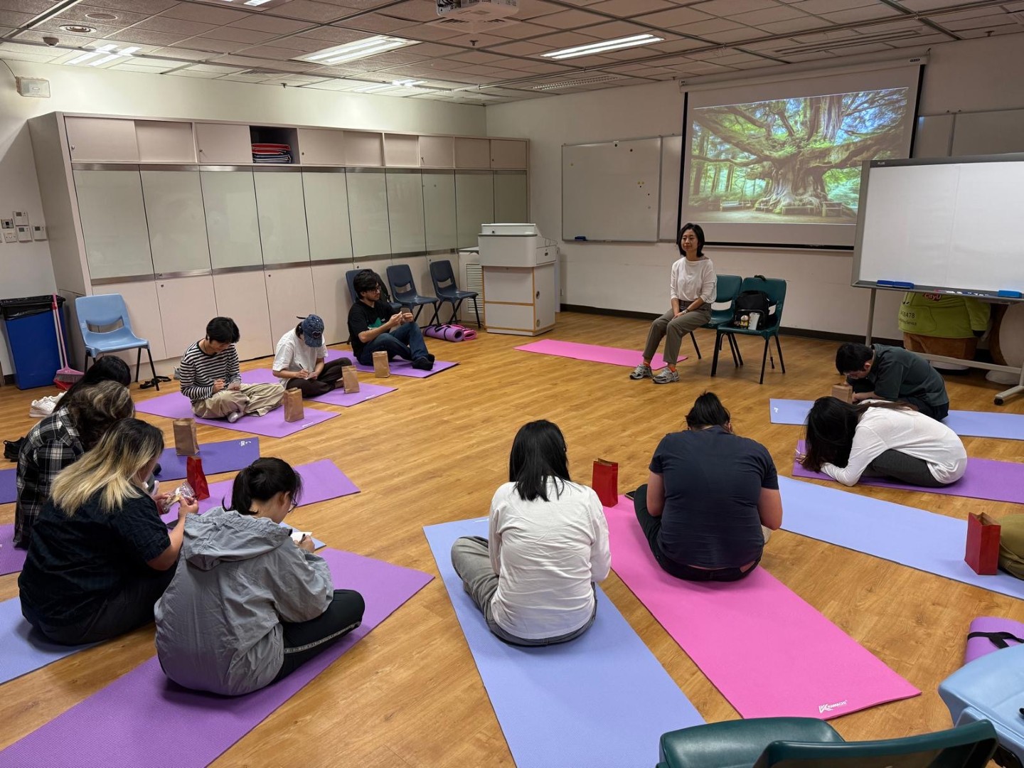 The officiating guest, Professor Alex WONG Chun Yuen, Dean of Students, together with distinguished guests— Professor Dannii YEUNG, Associate Provost (Student Life); Professor TOH Kian Lam, Director of Student Development Services (SDS); and SDS Associate Directors Ms Steffi LAU, Ms Winnie PONG and Dr Larry NG—attended the opening ceremony of the “CityUHK Cares for YOU” campaign, alongside Caring League members and the Counselling Service Team.