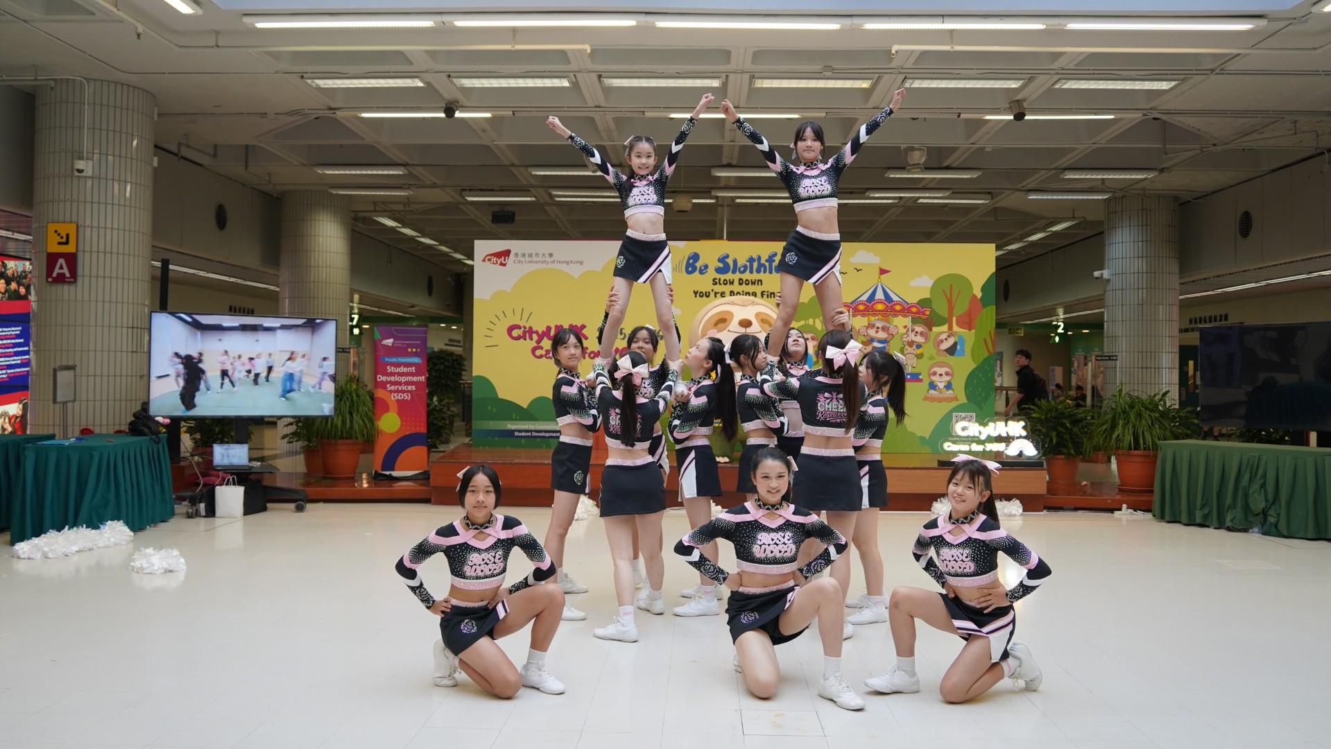 The officiating guest, Professor Alex WONG Chun Yuen, Dean of Students, together with distinguished guests— Professor Dannii YEUNG, Associate Provost (Student Life); Professor TOH Kian Lam, Director of Student Development Services (SDS); and SDS Associate Directors Ms Steffi LAU, Ms Winnie PONG and Dr Larry NG—attended the opening ceremony of the “CityUHK Cares for YOU” campaign, alongside Caring League members and the Counselling Service Team.