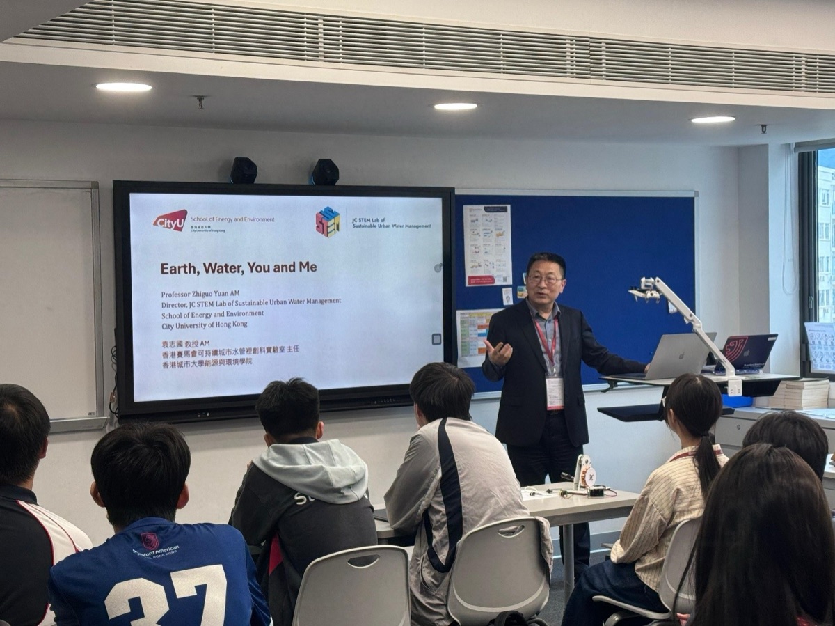 CityUHK professor giving a water-science talk to school students